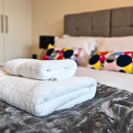 Heathrow Rare Find 2 Bedroom Plus 2 Bathroom Flat - Sleeps 6- Free Parking- Close To Heathrow Terminals-Quiet Development Stanwell Exterior photo