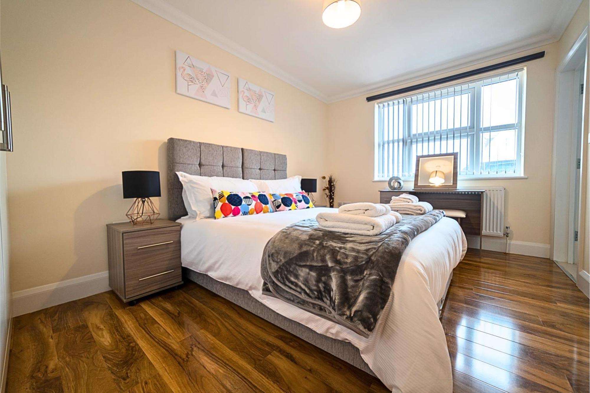 Heathrow Rare Find 2 Bedroom Plus 2 Bathroom Flat - Sleeps 6- Free Parking- Close To Heathrow Terminals-Quiet Development Stanwell Exterior photo