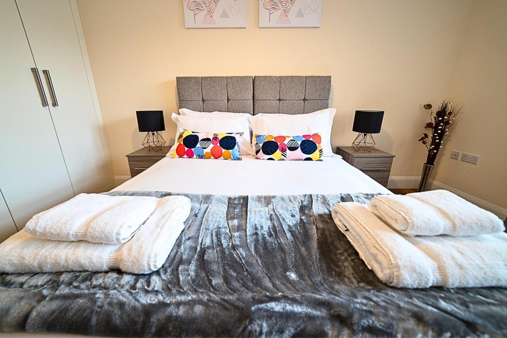 Heathrow Rare Find 2 Bedroom Plus 2 Bathroom Flat - Sleeps 6- Free Parking- Close To Heathrow Terminals-Quiet Development Stanwell Exterior photo