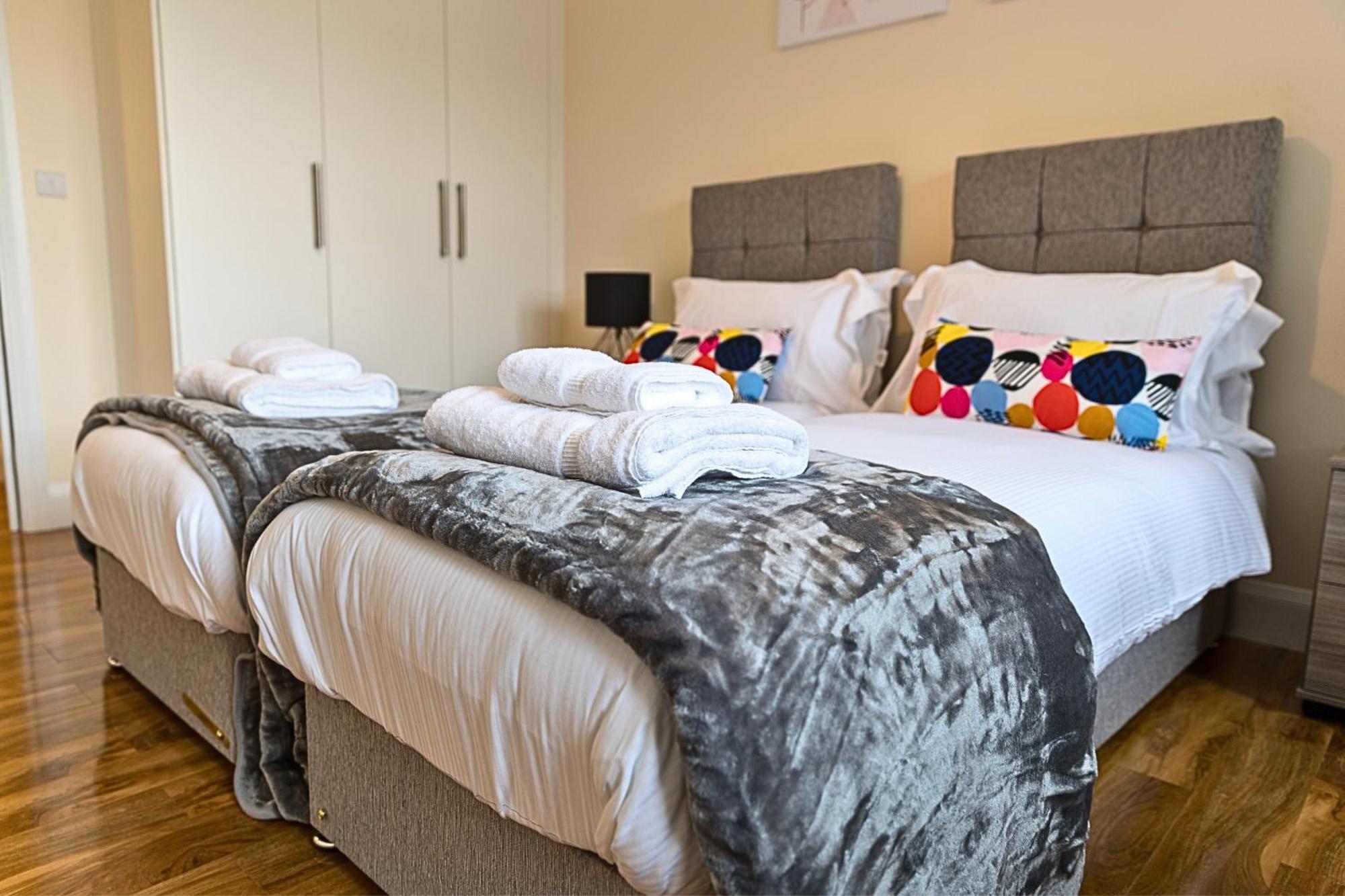 Heathrow Rare Find 2 Bedroom Plus 2 Bathroom Flat - Sleeps 6- Free Parking- Close To Heathrow Terminals-Quiet Development Stanwell Exterior photo
