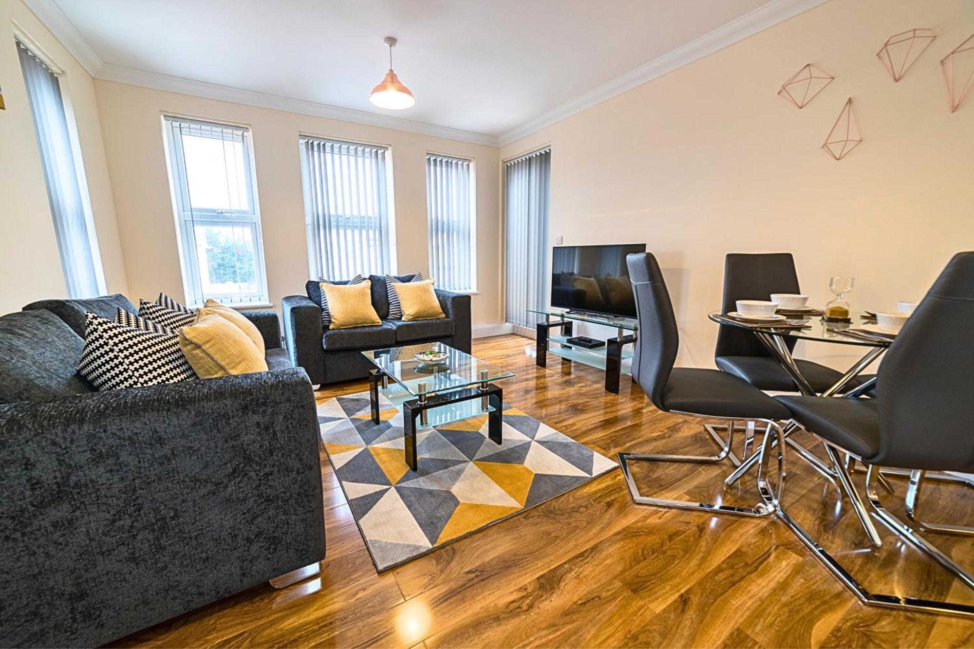 Heathrow Rare Find 2 Bedroom Plus 2 Bathroom Flat - Sleeps 6- Free Parking- Close To Heathrow Terminals-Quiet Development Stanwell Exterior photo