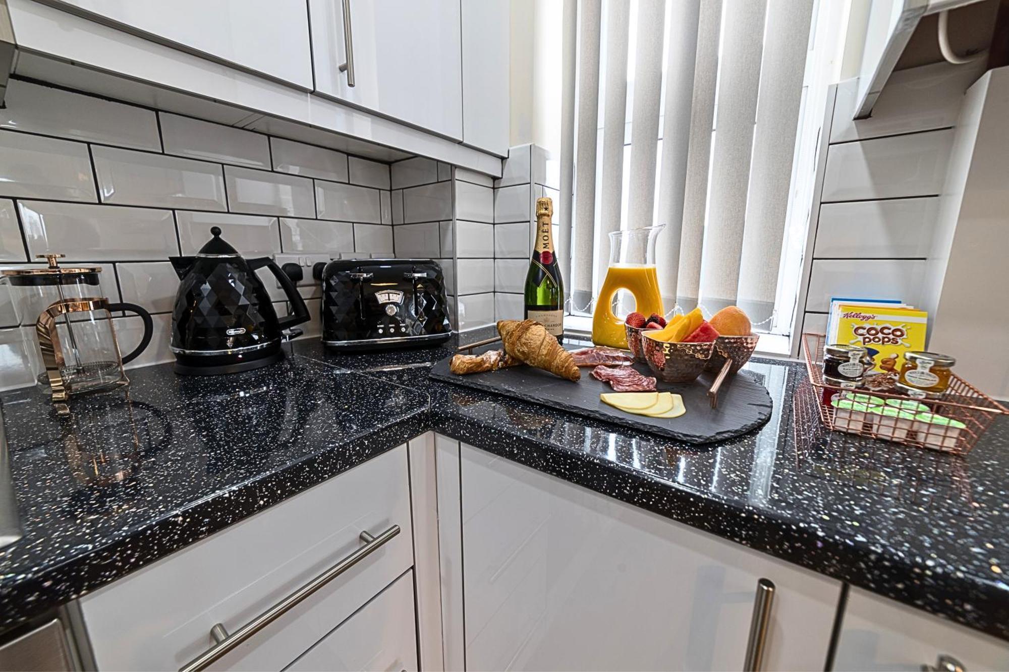 Heathrow Rare Find 2 Bedroom Plus 2 Bathroom Flat - Sleeps 6- Free Parking- Close To Heathrow Terminals-Quiet Development Stanwell Exterior photo
