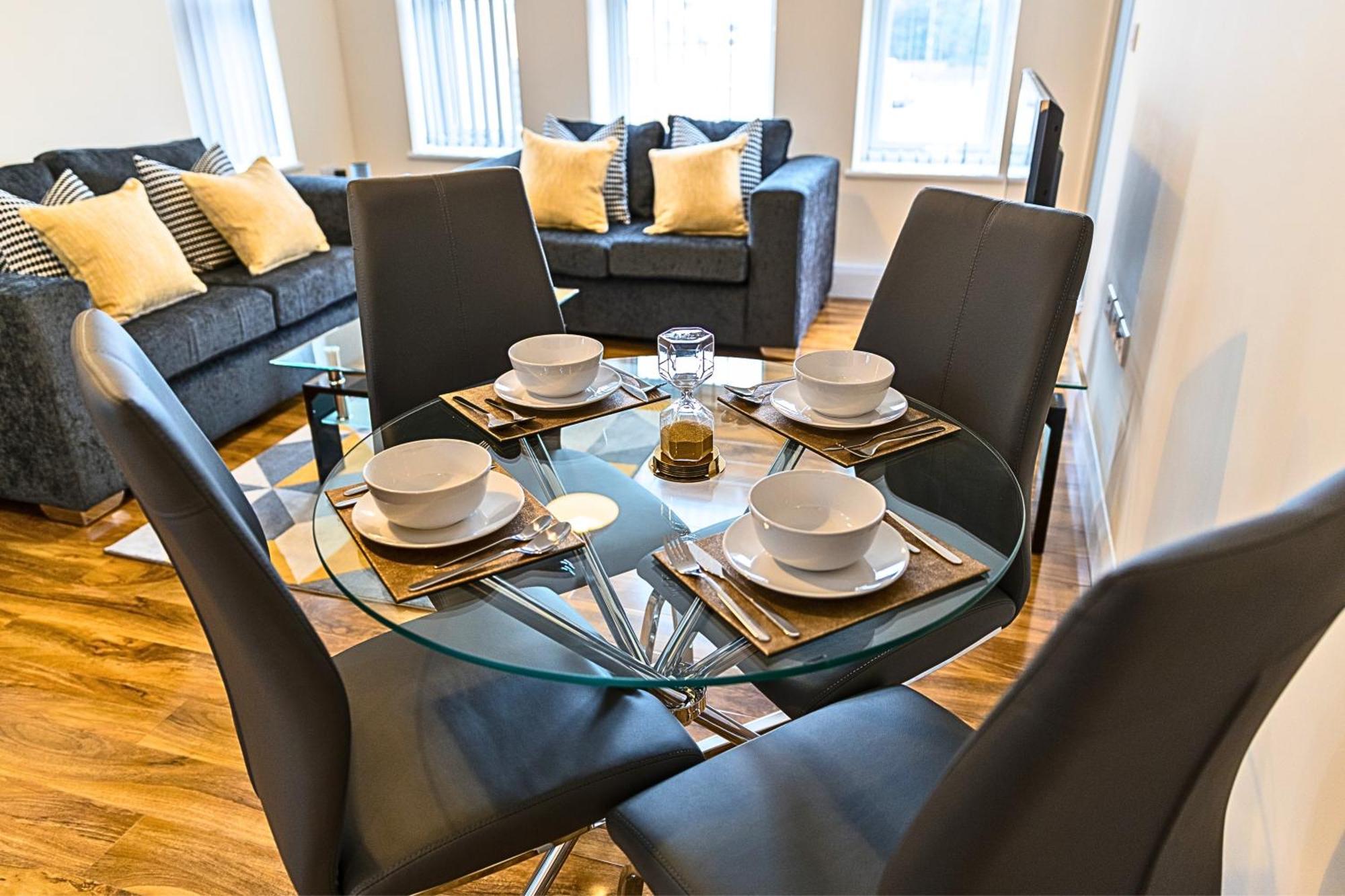 Heathrow Rare Find 2 Bedroom Plus 2 Bathroom Flat - Sleeps 6- Free Parking- Close To Heathrow Terminals-Quiet Development Stanwell Exterior photo